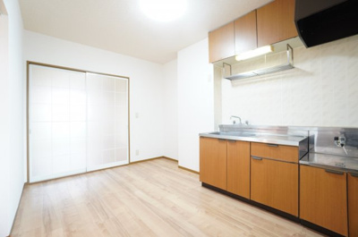 【居間・リビング】 | ヴェルデめいわA | ※同物件・反転タイプの写真です。