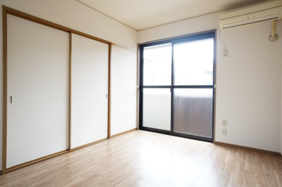 【洋室】 | ヴェルデめいわA | ※同物件・反転タイプの写真です。