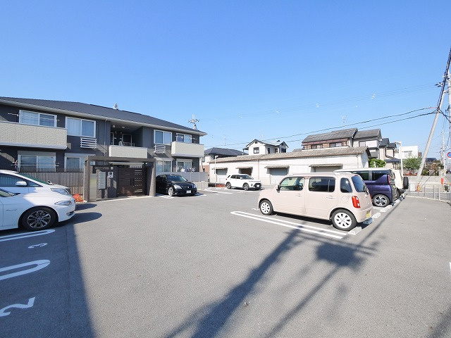 グリーンコートの駐車場|車をお持ちの方に嬉しい駐車場付きの物件です