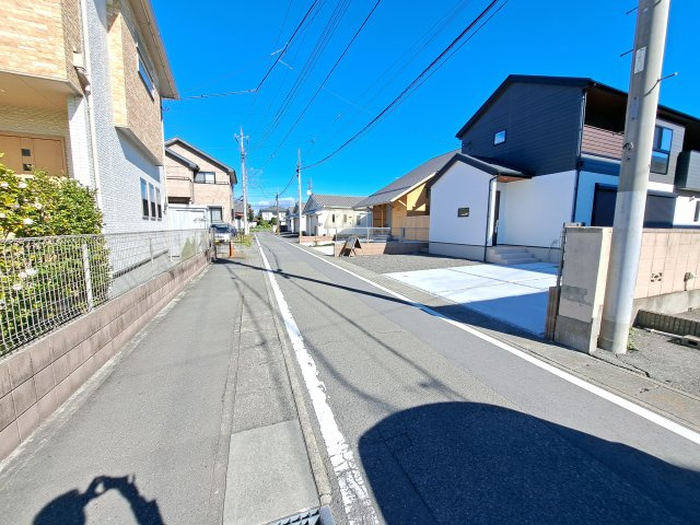 新築　高崎市筑縄町　E区画の前面道路含む現地写真|現地写真　西側接道幅員約4ｍ