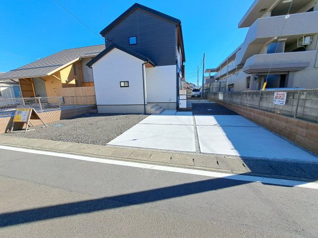 新築　高崎市筑縄町　E区画の駐車場|現地写真　駐車スペース広々！建物西側に並列で4台置けます♪さらに縦列で1台、合計5台駐車可能！
