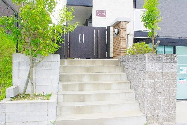 レオパレスビューヒルズテンのエントランス