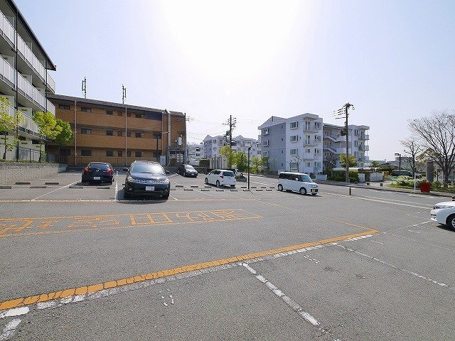 レオパレスビューヒルズテンの駐車場