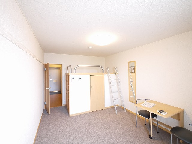 レオパレスビューヒルズテンの居間・リビング