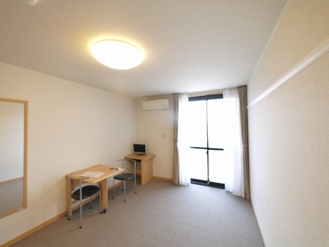 レオパレスビューヒルズテンの居間・リビング