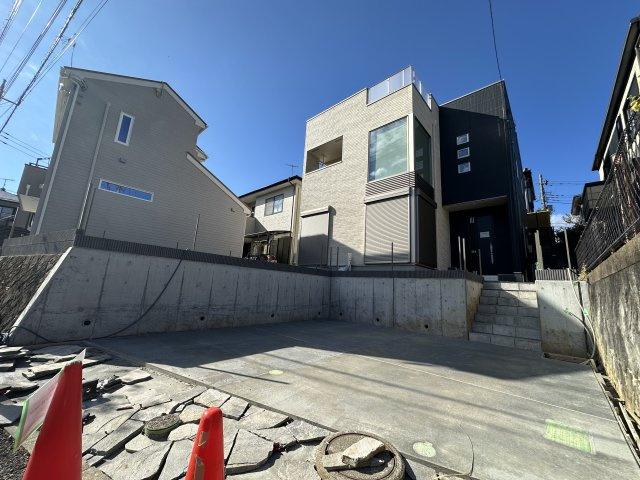 秦野市曽屋 スカイバルコニー付き長期優良住宅の前面道路含む現地写真