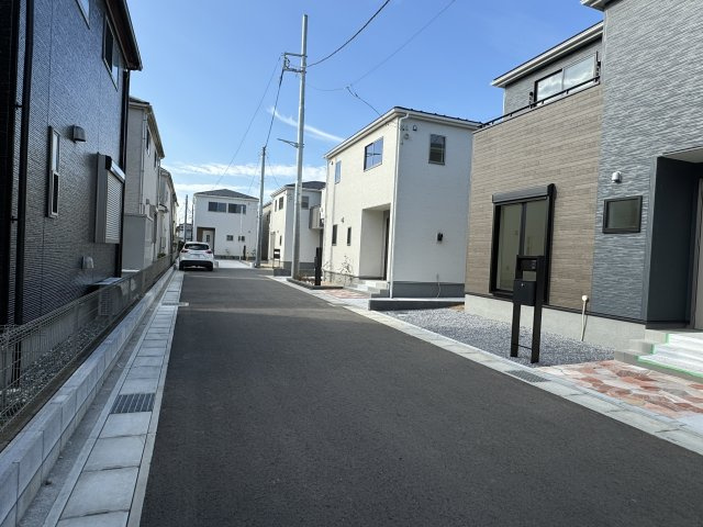 鎌ケ谷市東鎌ケ谷１丁目新築戸建【初富小学校：10分】の前面道路含む現地写真|南東側開発道路・幅員約5ｍ
