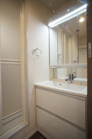 【独立洗面台】 | シャルドーネ | 洗面所内の三面鏡付き洗髪洗面化粧台です