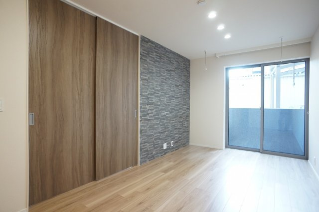 【居間・リビング】 | シャルドーネ | 12帖LDK内観です。エコカラットが貼られた室内は、きりっとしまった内観です。