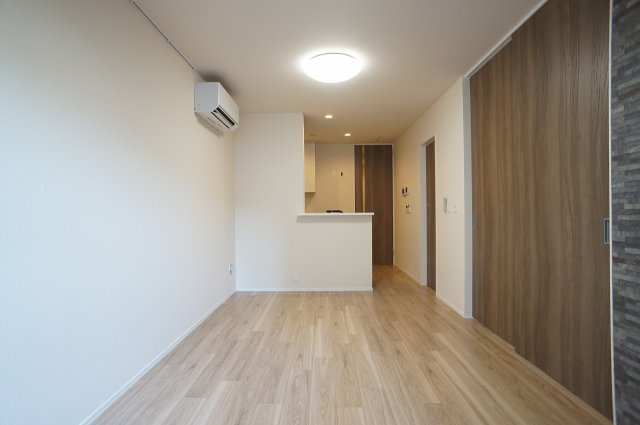 【居間・リビング】 | シャルドーネ | ベランダ側からの内観写真です。