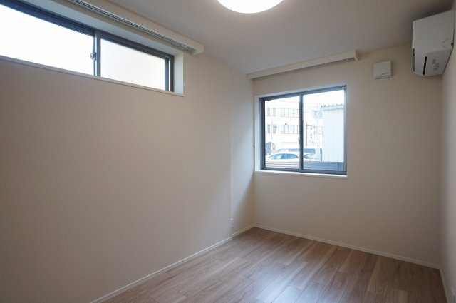【洋室】 | シャルドーネ | 5.8帖洋室内観です。2面採光の明るいお部屋です。エアコン・照明も設置しています