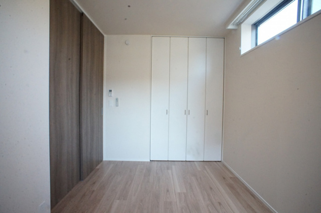 【洋室】 | シャルドーネ | 南窓側からの室内観です