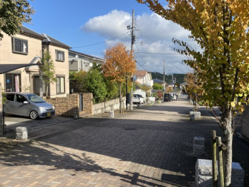 梅美台５丁目　中古戸建の前面道路含む現地写真|前面道路含む現地写真です