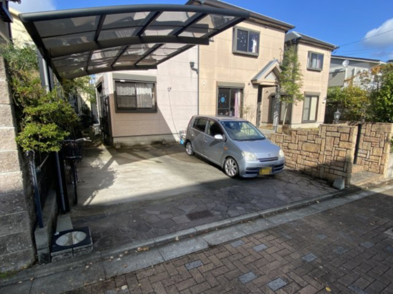 梅美台５丁目　中古戸建の駐車場|車をお持ちの方に嬉しい駐車場付きの物件です