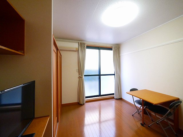 レオパレスクレール　ヨシノの居間・リビング|明るい洋室です。