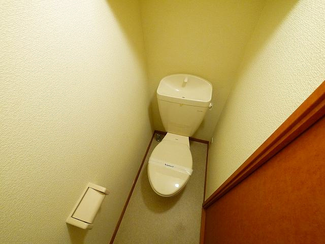 レオパレスクレール　ヨシノのトイレ|落ち着いた色調のトイレです