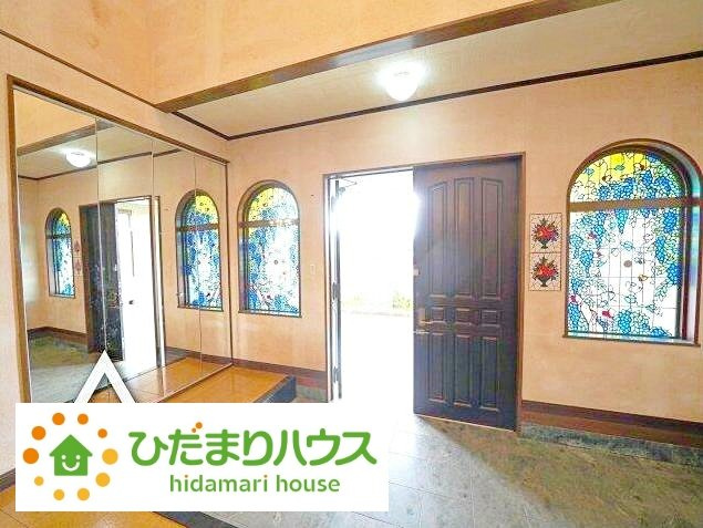 【玄関】 | 常総市大沢　中古戸建 | 靴で溢れかえっていた玄関も、大きなシューズボックスと、玄関横のクロークでスッキリ解決！玄関は「その家の顔」とお考えの方にオススメの広さです。