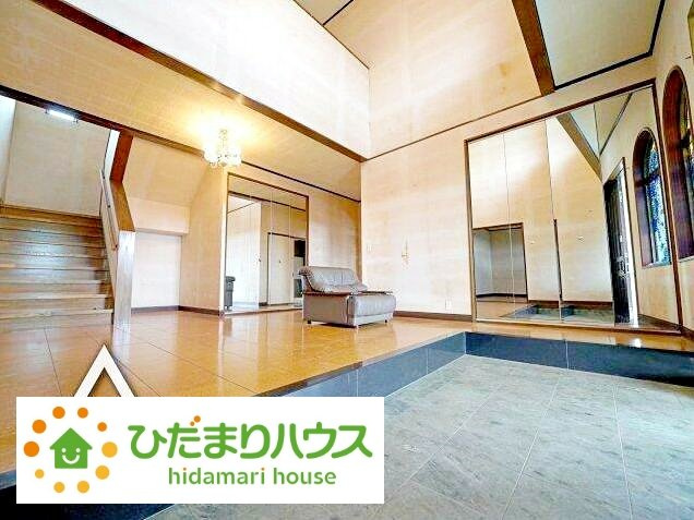 【玄関】 | 常総市大沢　中古戸建 | 収納力のあるシューズボックスは姿見付き。
お出掛け前に身だしなみをチェックしましょう！