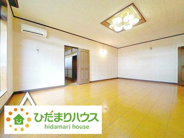 【居間・リビング】 | 常総市大沢　中古戸建 | LDKは合わせると25帖！！とても広く大家族様でも安心です♪