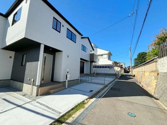 大久保町西島　新築一戸建ての前面道路含む現地写真