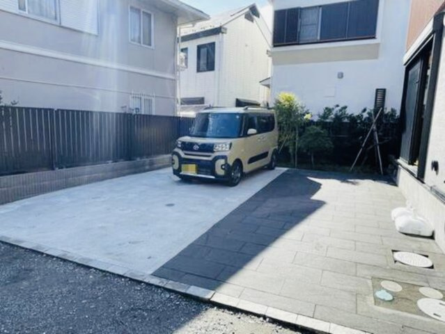 鎌倉市腰越　住まいのプロが創った本格志向住宅の駐車場