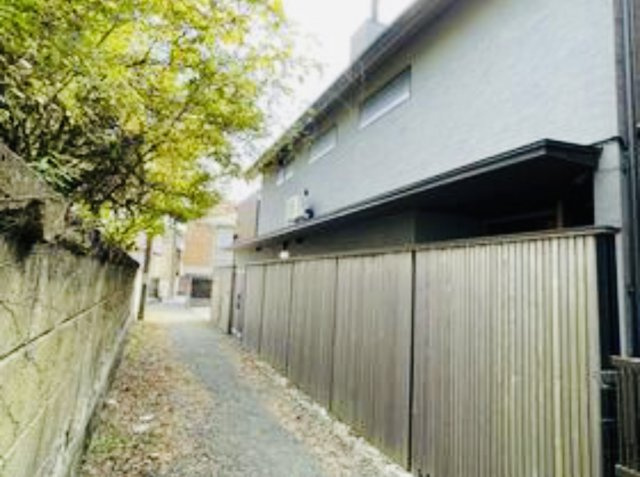 鎌倉市腰越　住まいのプロが創った本格志向住宅の前面道路含む現地写真