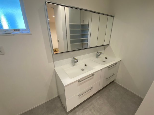 千種区鹿子殿の独立洗面台|洗面ボウルが2つで忙しい朝もストレスなしでお使いいただけます。