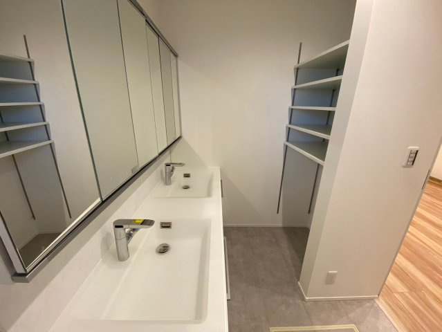 千種区鹿子殿の脱衣所|ゆとりの洗面スペースで朝の身支度も快適スムーズに。