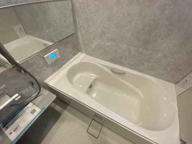 千種区鹿子殿の浴室|浴槽は足を伸ばして肩までゆったりと浸かれます。毎日の疲れも癒されそうですね！