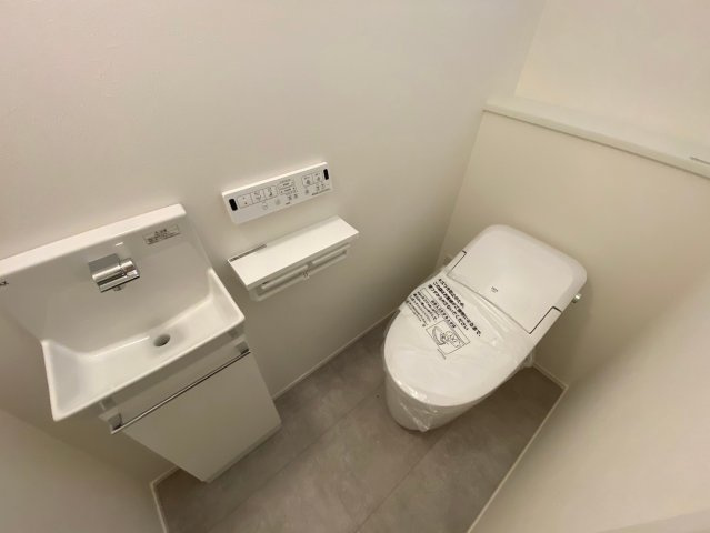 千種区鹿子殿のトイレ|シンプルで機能的なミニ手洗い場付きカウンターのあるトイレ