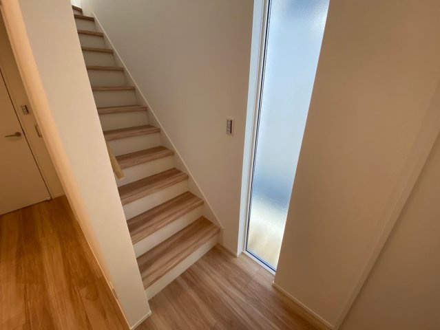 千種区鹿子殿のその他|手すり付きのゆったりとした階段♪