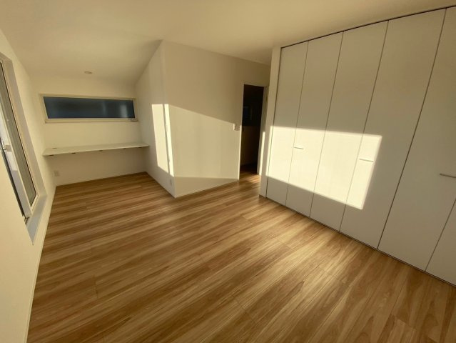 千種区鹿子殿の寝室|【2F・9.5帖】
窓からたっぷりと陽光が注がれる明るく快適なプライベート空間となっています。
