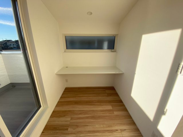 千種区鹿子殿の寝室|【2F・9.5帖】
便利なカウンター！在宅ワークや勉強等にお使いいただけます！