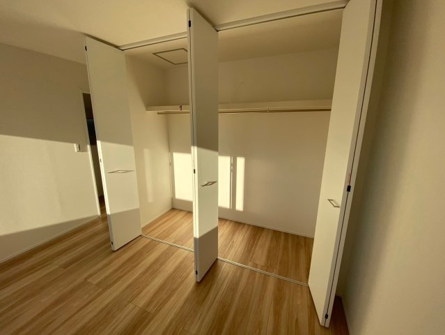 千種区鹿子殿の収納|【2F・9.5帖】
大きな収納があると荷物の整理ができ、便利ですね♪