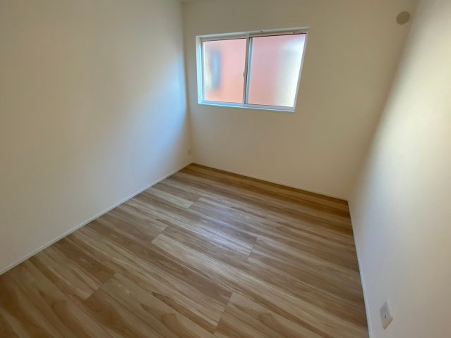 千種区鹿子殿の子供部屋|【2F・5.2帖】
大きな窓からたっぷりと陽光が注がれる明るい空間