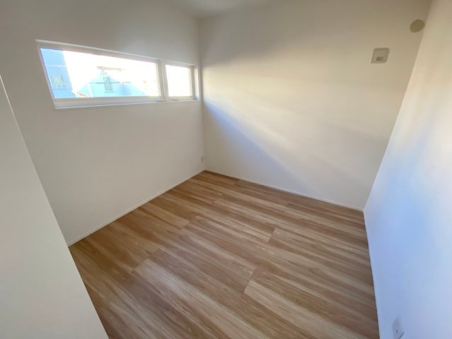 千種区鹿子殿の洋室|【2F・5.2帖】
お掃除もラクチンなフローリングのお部屋です