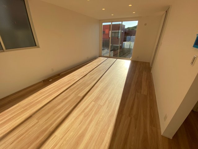 千種区鹿子殿の居間・リビング|窓から陽の光がたっぷり注ぐ明るいリビングです♪