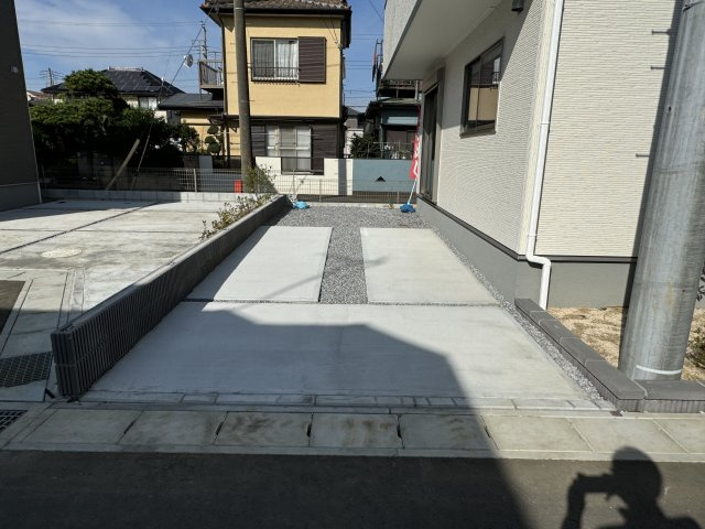 鎌ケ谷市東鎌ケ谷１丁目新築戸建【初富小学校：10分】の駐車場|2号棟駐車スペース・２台駐車可（北側にもう１台分スペースあり）
