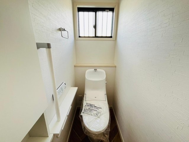 【商談中】戸建　瑞穂市別府Ⅲ　全4区画分譲のトイレ|節水省エネの温水洗浄暖房便座です。お掃除のしやすさを究めたフチなし形状でお手入れ楽々。