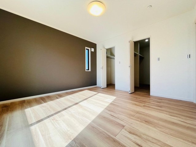 【商談中】戸建　瑞穂市別府Ⅲ　全4区画分譲の寝室|全居室にたっぷり収納できる大型収納を設置。窓ガラスは断熱性能や結露防止効果の高いガラスです。