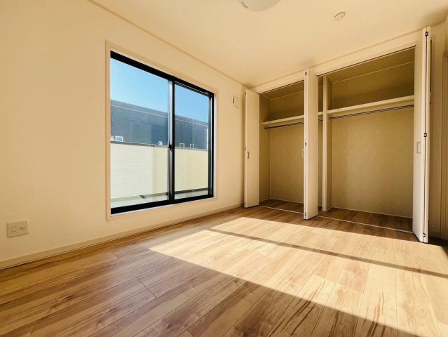 【商談中】戸建　瑞穂市別府Ⅲ　全4区画分譲の洋室|全居室にたっぷり収納できる大型収納を設置。窓ガラスは断熱性能や結露防止効果の高いガラスです。