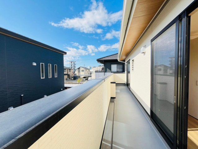【商談中】戸建　瑞穂市別府Ⅲ　全4区画分譲のバルコニー|バルコニーは南向きで洗濯物もよく乾きます！強度と表面積硬度を持つFPRで防水しています。
