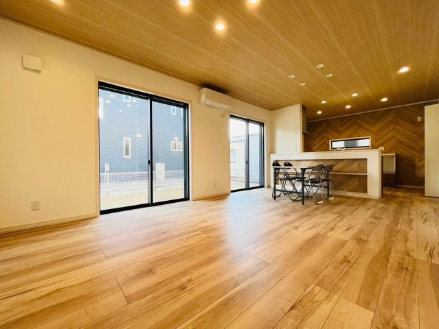 【商談中】戸建　瑞穂市別府Ⅲ　全4区画分譲の居間・リビング|南向きで日当たりもよく大きな窓がリビング全体に光と風を運びます。ご家族でゆとりある暮らしができます。