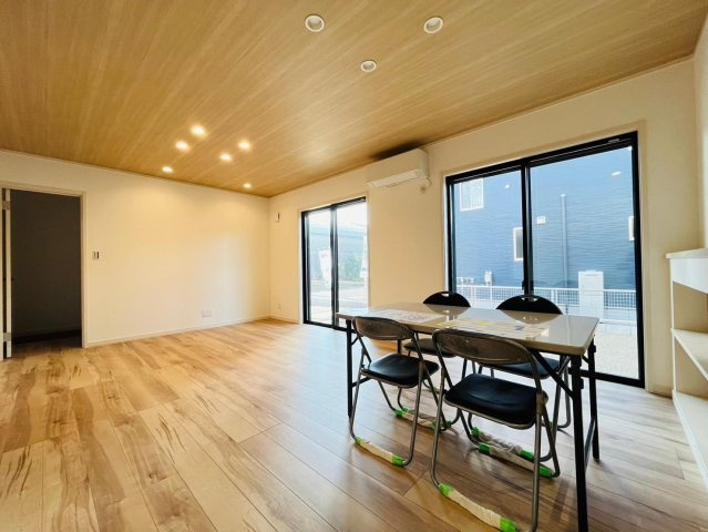 【商談中】戸建　瑞穂市別府Ⅲ　全4区画分譲の居間・リビング|南向きで日当たりもよく大きな窓がリビング全体に光と風を運びます。ご家族でゆとりある暮らしができます。