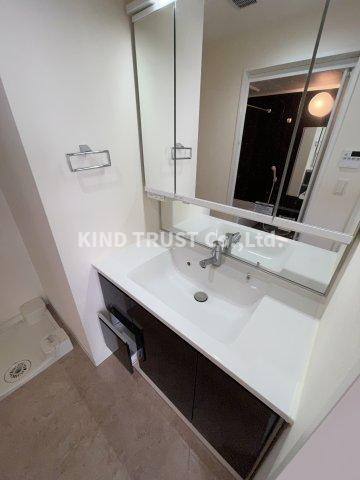 シャンテ与力町の洗面所|明るい洗面所です