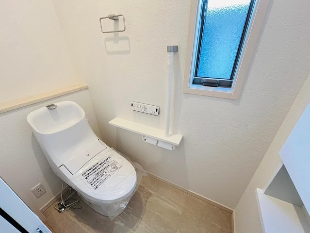 戸建　瑞穂市別府Ⅲ　全4区画分譲のトイレ|節水省エネの温水洗浄暖房便座です。お掃除のしやすさを究めたフチなし形状でお手入れ楽々。