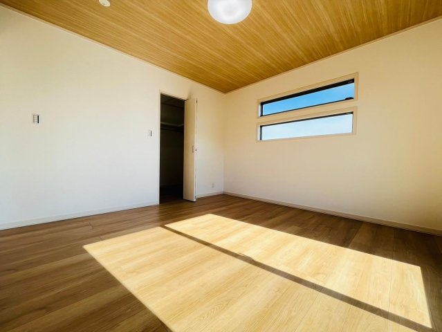 戸建　瑞穂市別府Ⅲ　全4区画分譲の寝室|全居室にたっぷり収納できる大型収納を設置。窓ガラスは断熱性能や結露防止効果の高いガラスです。