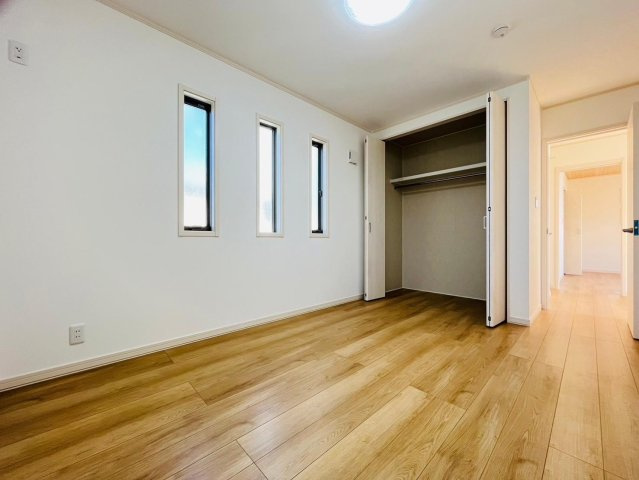 戸建　瑞穂市別府Ⅲ　全4区画分譲の洋室|全居室にたっぷり収納できる大型収納を設置。窓ガラスは断熱性能や結露防止効果の高いガラスです。