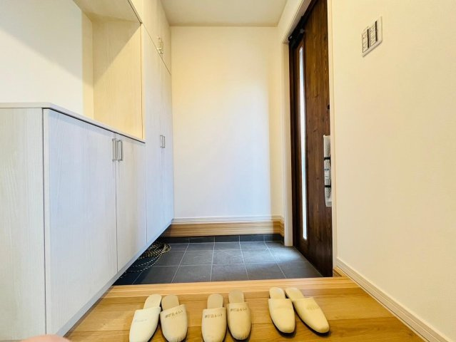 戸建　瑞穂市別府Ⅲ　全4区画分譲の玄関|大容量のシューズ収納付きで玄関周りもすっきり！玄関ドアからの光が玄関ホールを明るくしてくれます。
