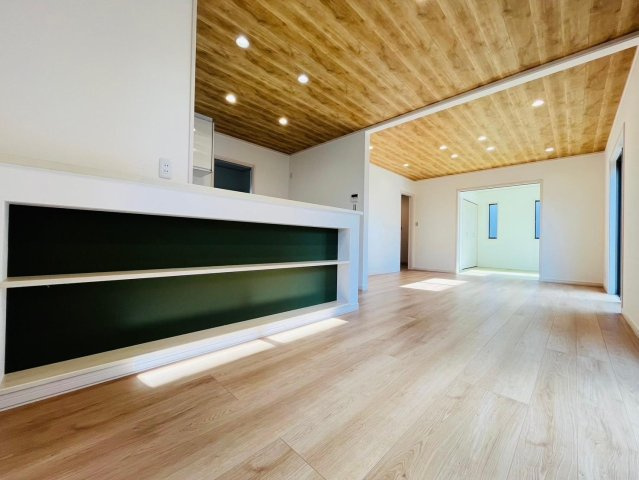 戸建　瑞穂市別府Ⅲ　全4区画分譲の居間・リビング|南向きで日当たりもよく大きな窓がリビング全体に光と風を運びます。ご家族でゆとりある暮らしができます。